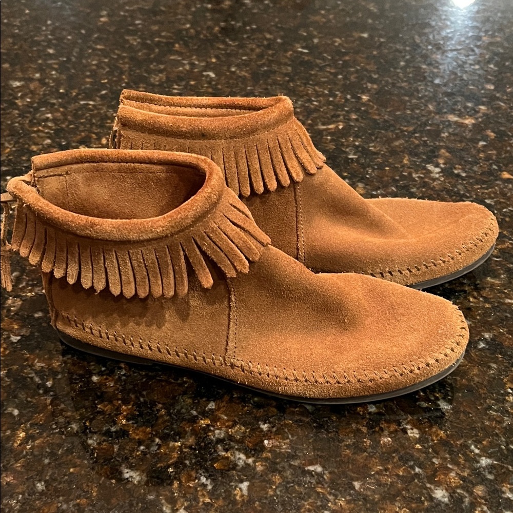 Minnetonka fringed ankle boot moccasins, women’s size 8.5, great condition